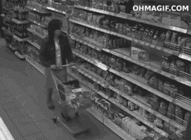Mulheres brigando num supermercado