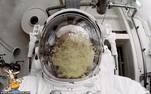 Astronauta que vomitou dentro do capacete do fato espacial