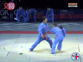 Rapariga a fazer truque de karate a homem