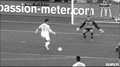 Imagem animada do remate que o Cristiano Ronaldo falhou ontem contra a Dinamarca no euro 2012