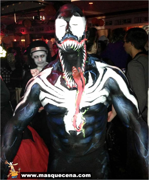 Homem disfarçado de Venom